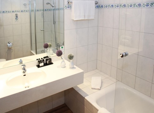 Hotelzimmer_Bad_2017_retusche_IMG_0011